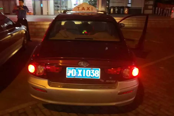出租统一亮红色“电调”灯查非法客运，上海创建路查方法查获9辆克隆车