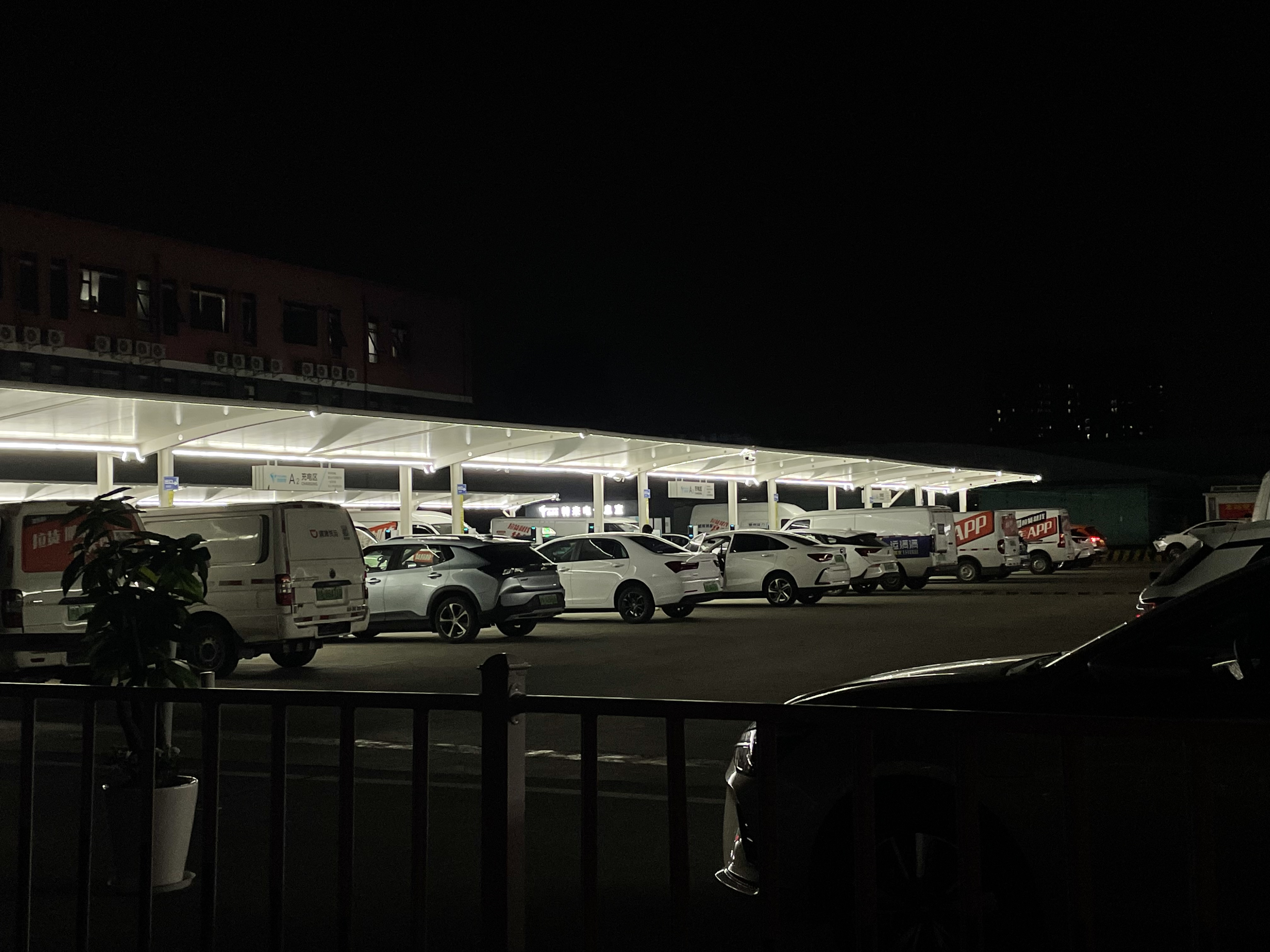 网约车司机，“卷”在车流里